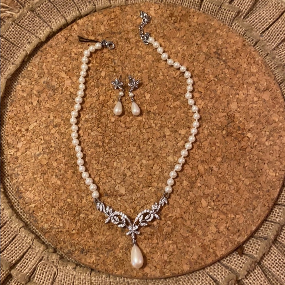 Rhinestone/pearl necklace and earrings set